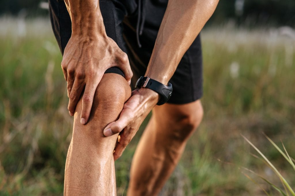 Koşu sonrası diz çevresine nazik bakım uygulayan sporcu
